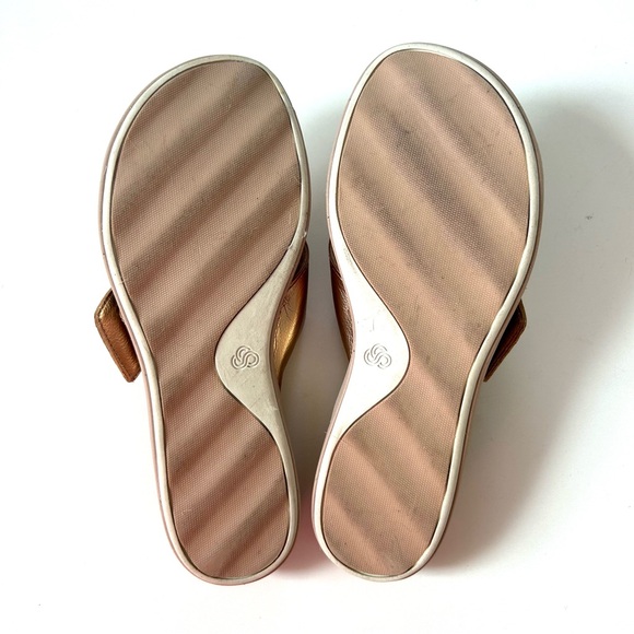 Clarks Cloudstoppers Gold Shimmer Leather Buckle Step June Shell Slide Sandals - Picture 7 of 10